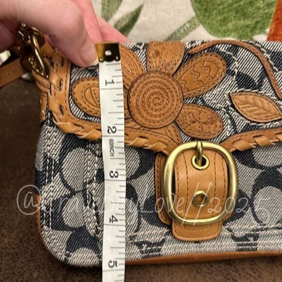 COACH BLEECKER VACHETTA FLORAL APPLIQUÉ& DENIM SIGNATURE WRISTLET LT ED EUC 2007 - Picture 17 of 17